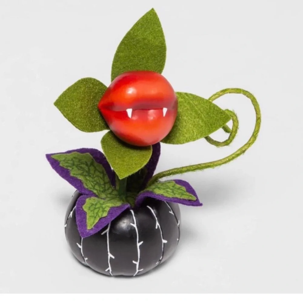 Hyde & EEK Creepy Kiss of Death Succulent